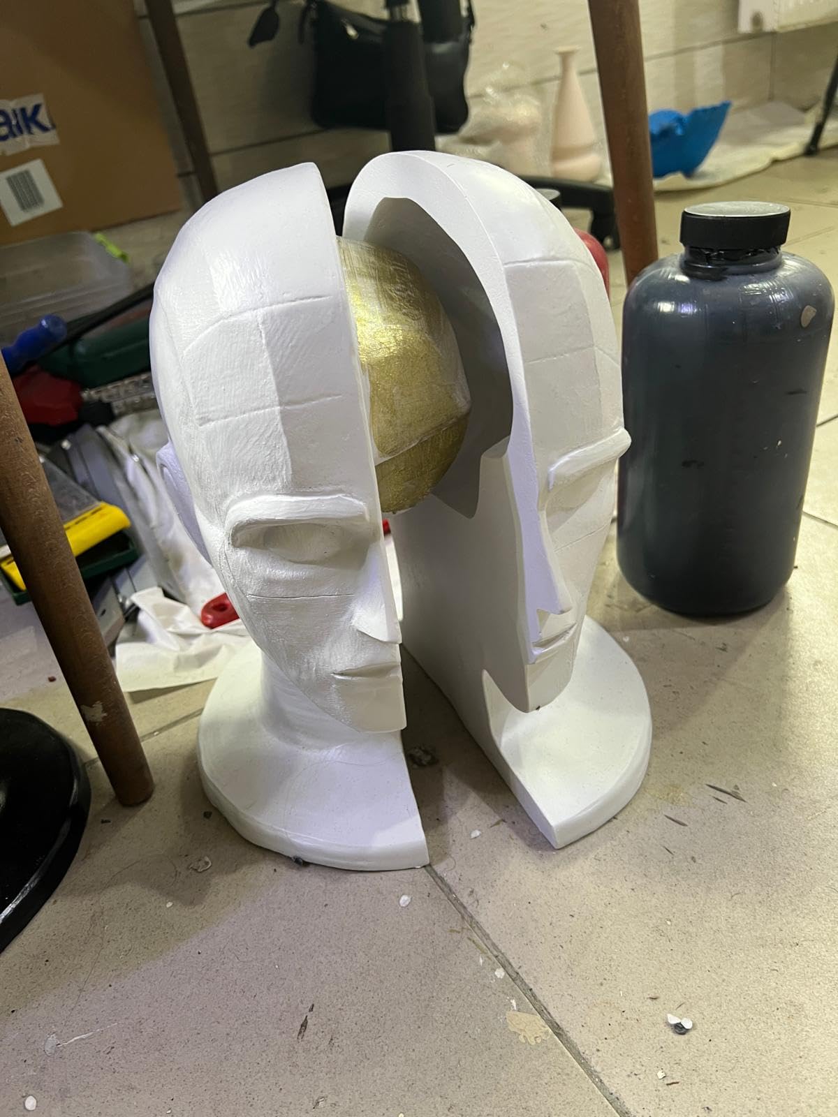 Abstrakte Gesichtsskulptur, Geometrische Kunstbüste Dekor, Geteilte Menschenkopfstatue, Künstlerisches Dekor mit zwei Gesichtern, Gesichtsskulptur, Gesichtsfigur, Gesichtsdekor, Gesichtsstatue, Gesichtsobjekte