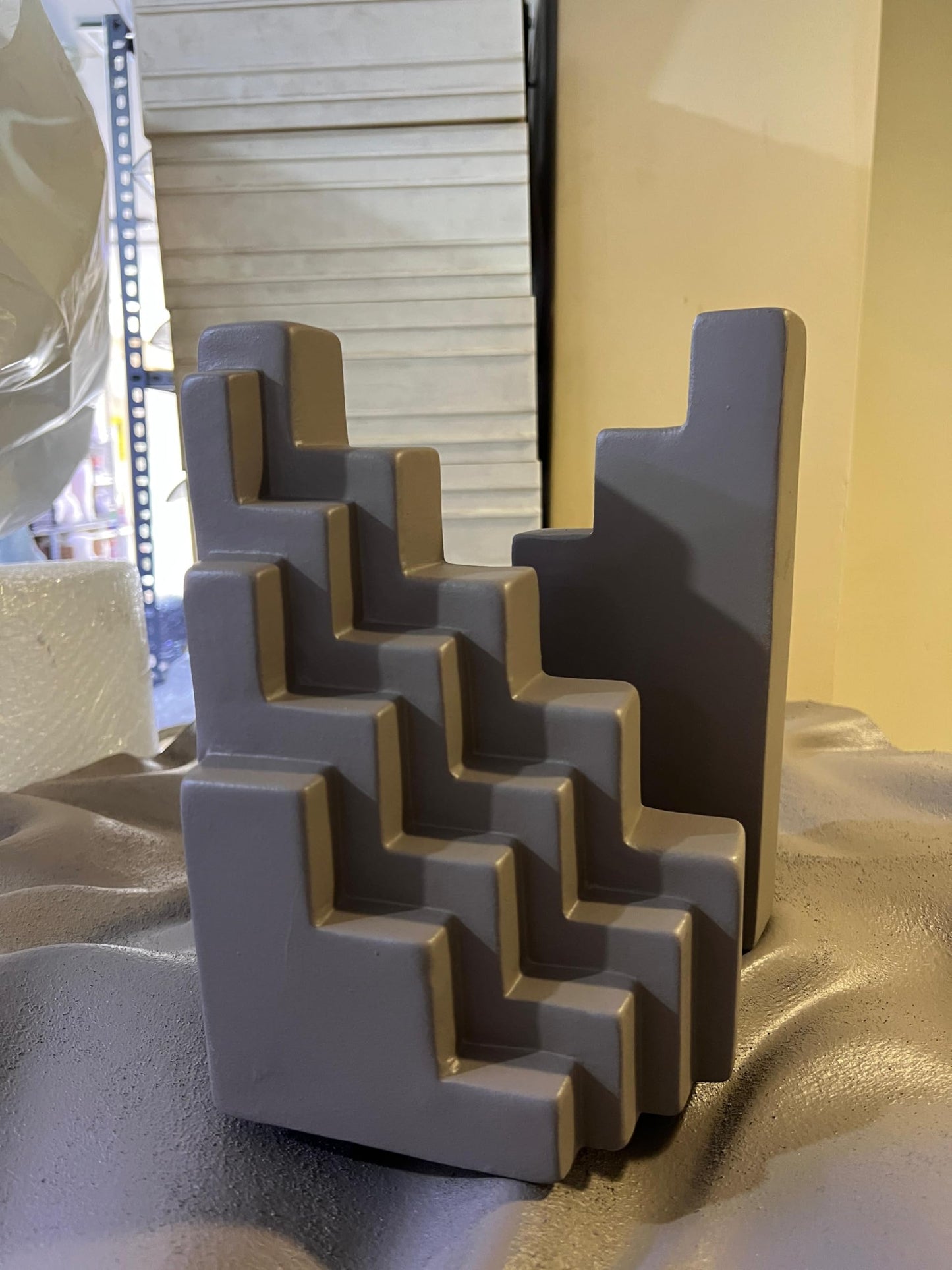 Abstrakte Treppenskulptur, Modernes geometrisches Dekor, minimalistische treppenförmige Statue, dekorative Wohnakzente, skandinavisches Design, Treppenbuchstütze