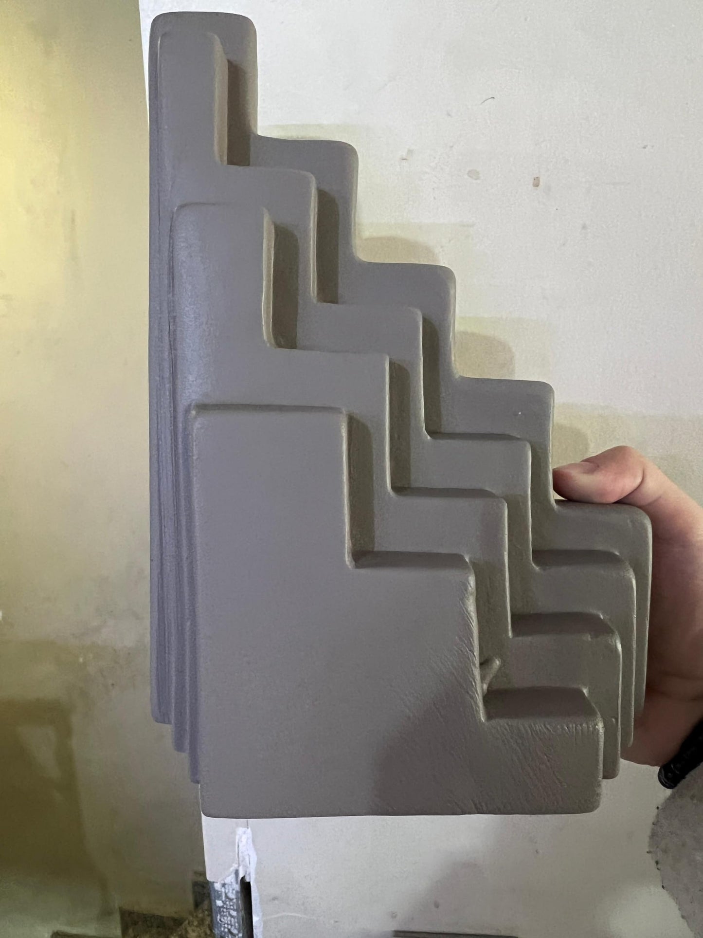 Abstrakte Treppenskulptur, Modernes geometrisches Dekor, minimalistische treppenförmige Statue, dekorative Wohnakzente, skandinavisches Design, Treppenbuchstütze