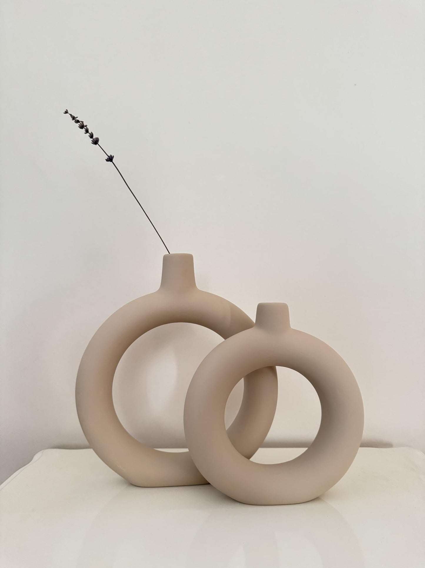 Kreisförmige Keramikvase, 2er-Set, minimalistische runde Hohlvase, handgefertigte Donutvase aus Keramik, dekoratives Geschenk, Vase für getrocknete Blumen, runde Keramikvase, Donutvase aus Keramik (Objekt 1, 2er-Set)