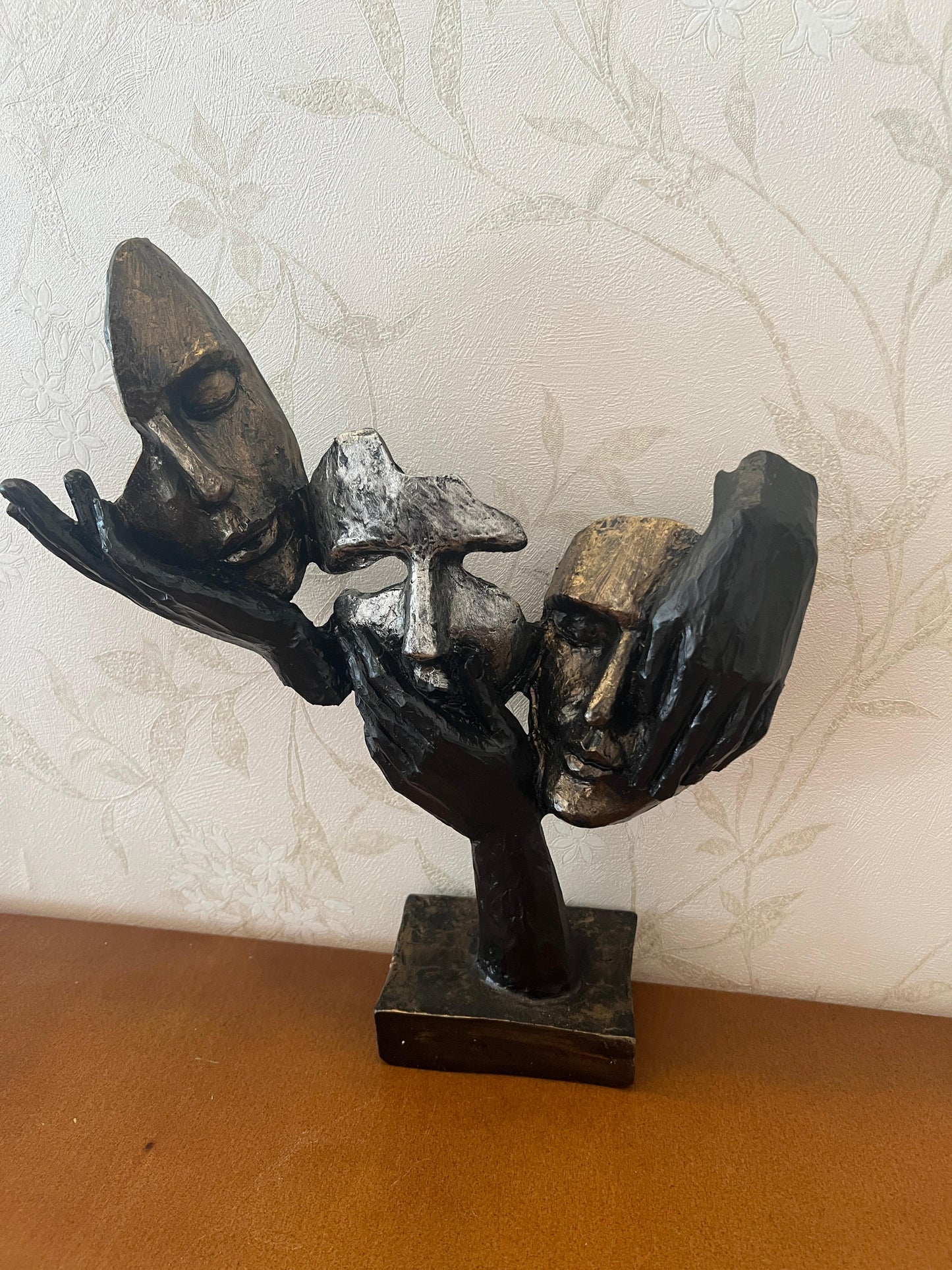 Abstract Three Face On Hand Statue, Tabletop Art Decor, Modern Face Sculpture, Abstract Design Decor, Face Sculpture, Face Statue, Face Decor, Face Objects, Face Figurine