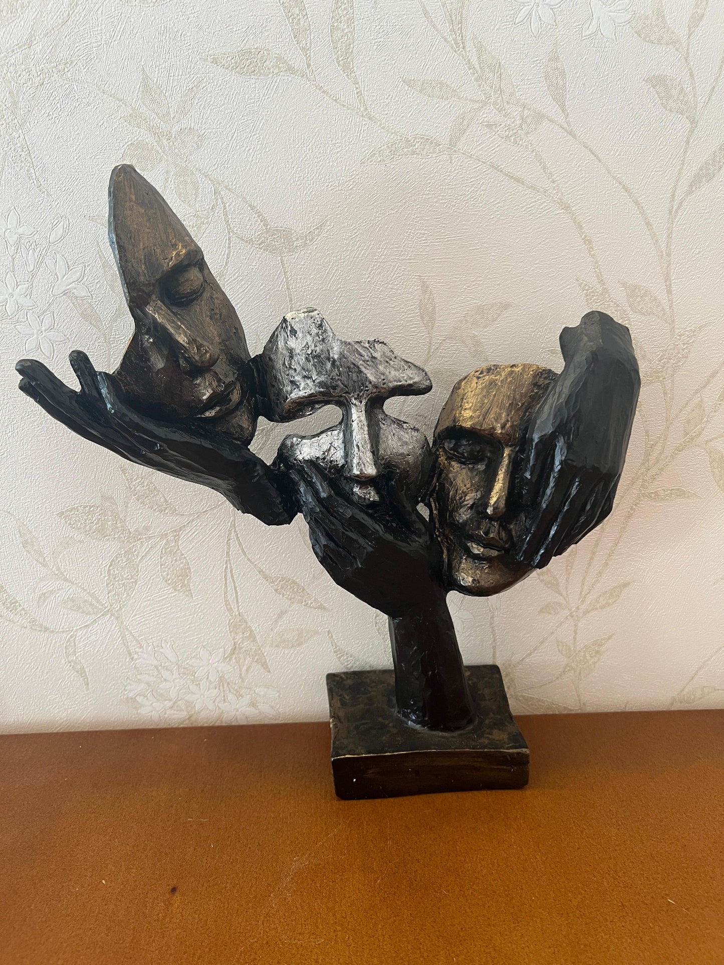 Abstract Three Face On Hand Statue, Tabletop Art Decor, Modern Face Sculpture, Abstract Design Decor, Face Sculpture, Face Statue, Face Decor, Face Objects, Face Figurine