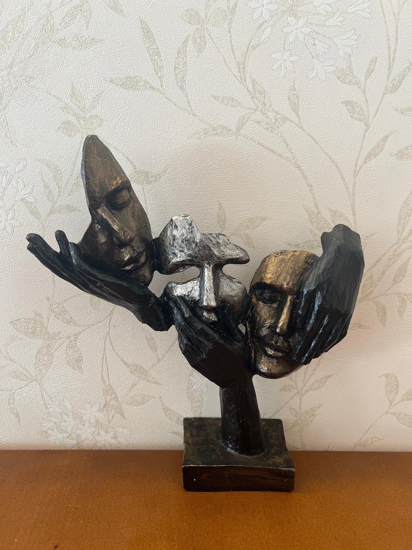 Abstract Three Face On Hand Statue, Tabletop Art Decor, Modern Face Sculpture, Abstract Design Decor, Face Sculpture, Face Statue, Face Decor, Face Objects, Face Figurine