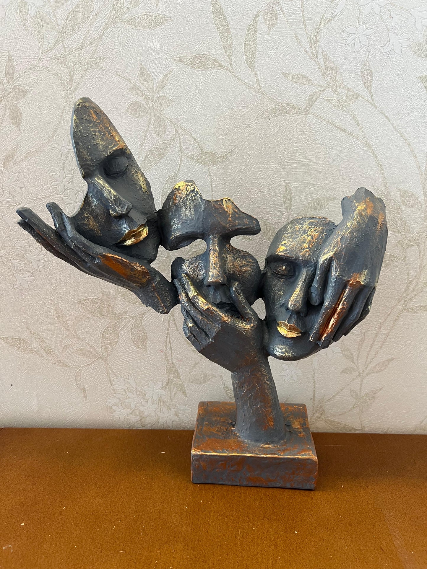 Abstrakte Statue mit drei Gesichtern auf der Hand, Tischdekoration, moderne Gesichtsskulptur, abstraktes Design-Dekor, Gesichtsskulptur, Gesichtsstatue, Gesichtsdekor, Gesichtsobjekte, Gesichtsfigur
