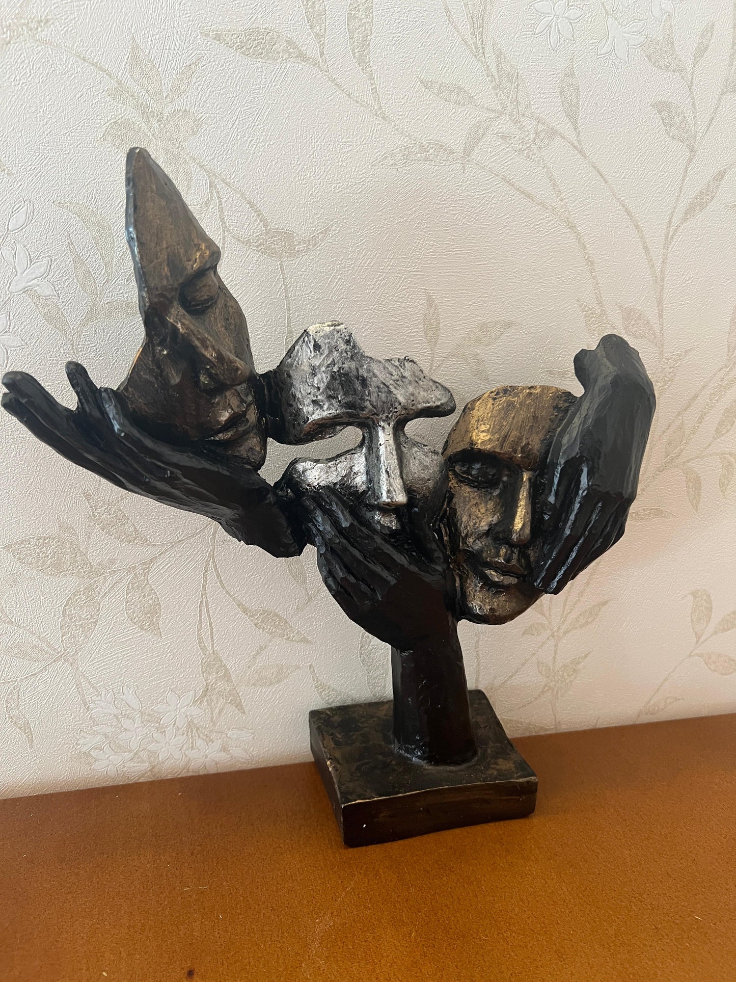Abstract Three Face On Hand Statue, Tabletop Art Decor, Modern Face Sculpture, Abstract Design Decor, Face Sculpture, Face Statue, Face Decor, Face Objects, Face Figurine