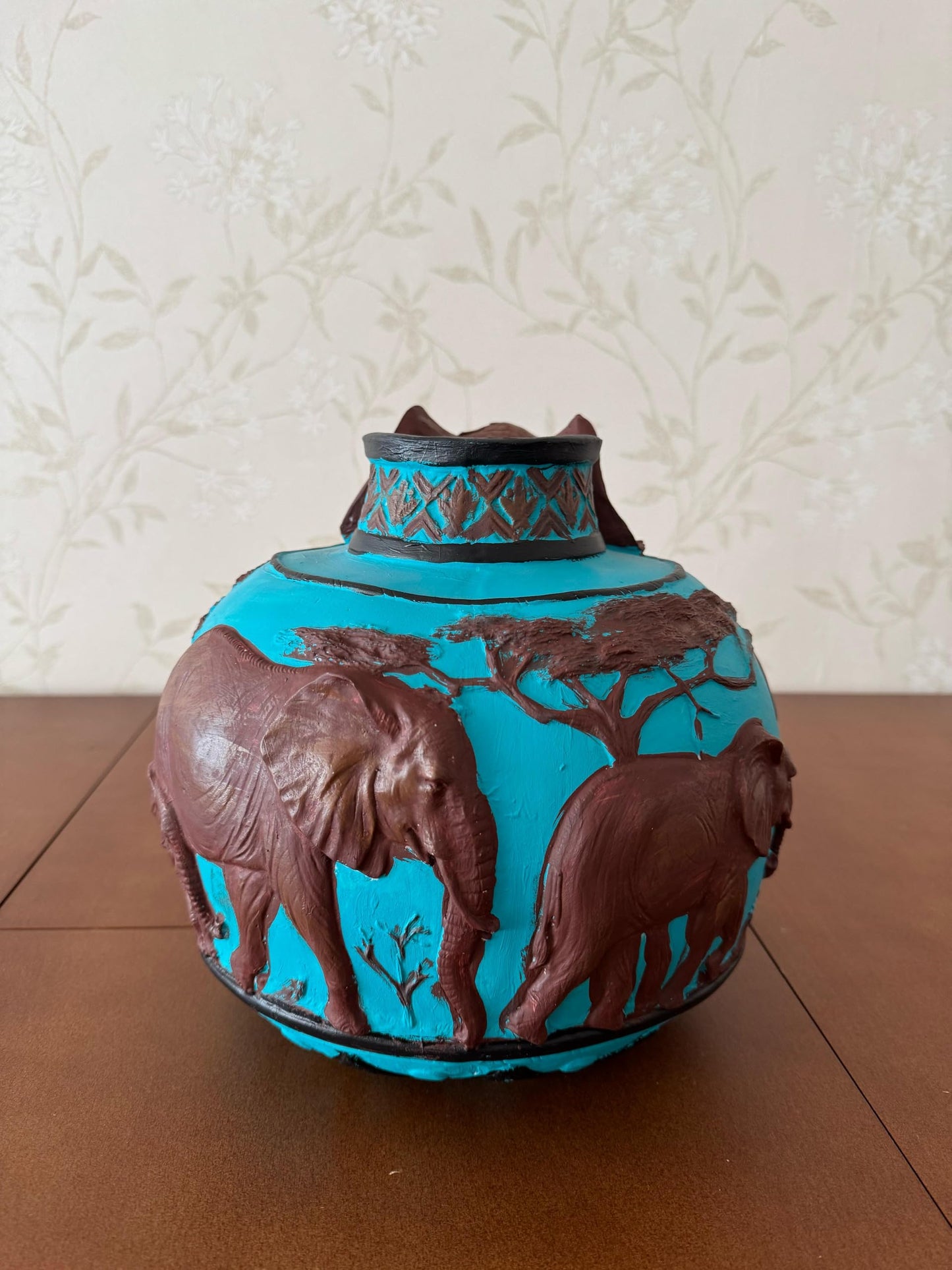 Elefantenvase, handgefertigtes Safari-Dekor, Wildlife Art Decor, Elefanten-Henkelvase, exotisches Wohndekor, Elefantenvase-Dekor, afrikanische Vase, Wildlife Vase