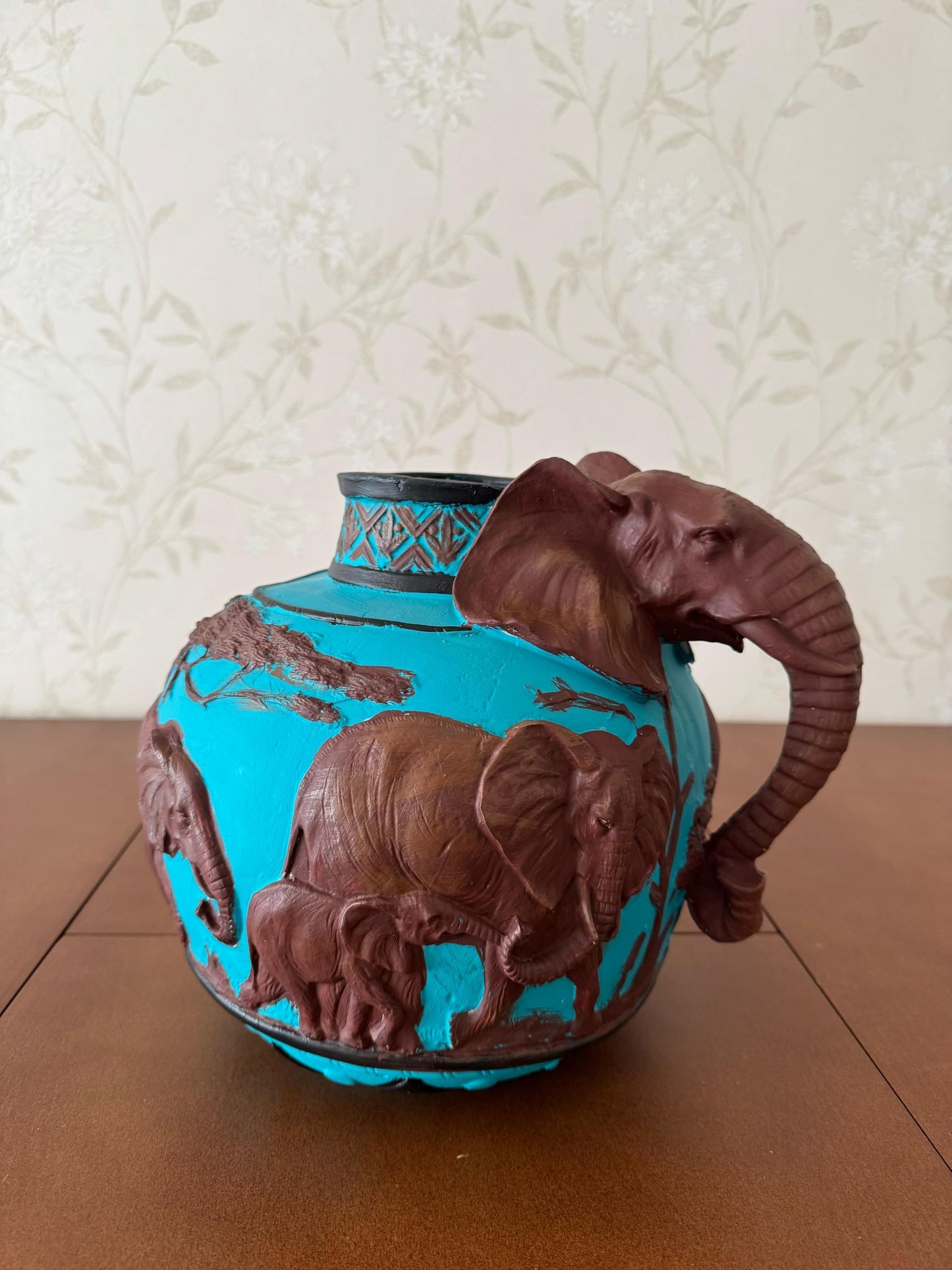 Elefantenvase, handgefertigtes Safari-Dekor, Wildlife Art Decor, Elefanten-Henkelvase, exotisches Wohndekor, Elefantenvase-Dekor, afrikanische Vase, Wildlife Vase