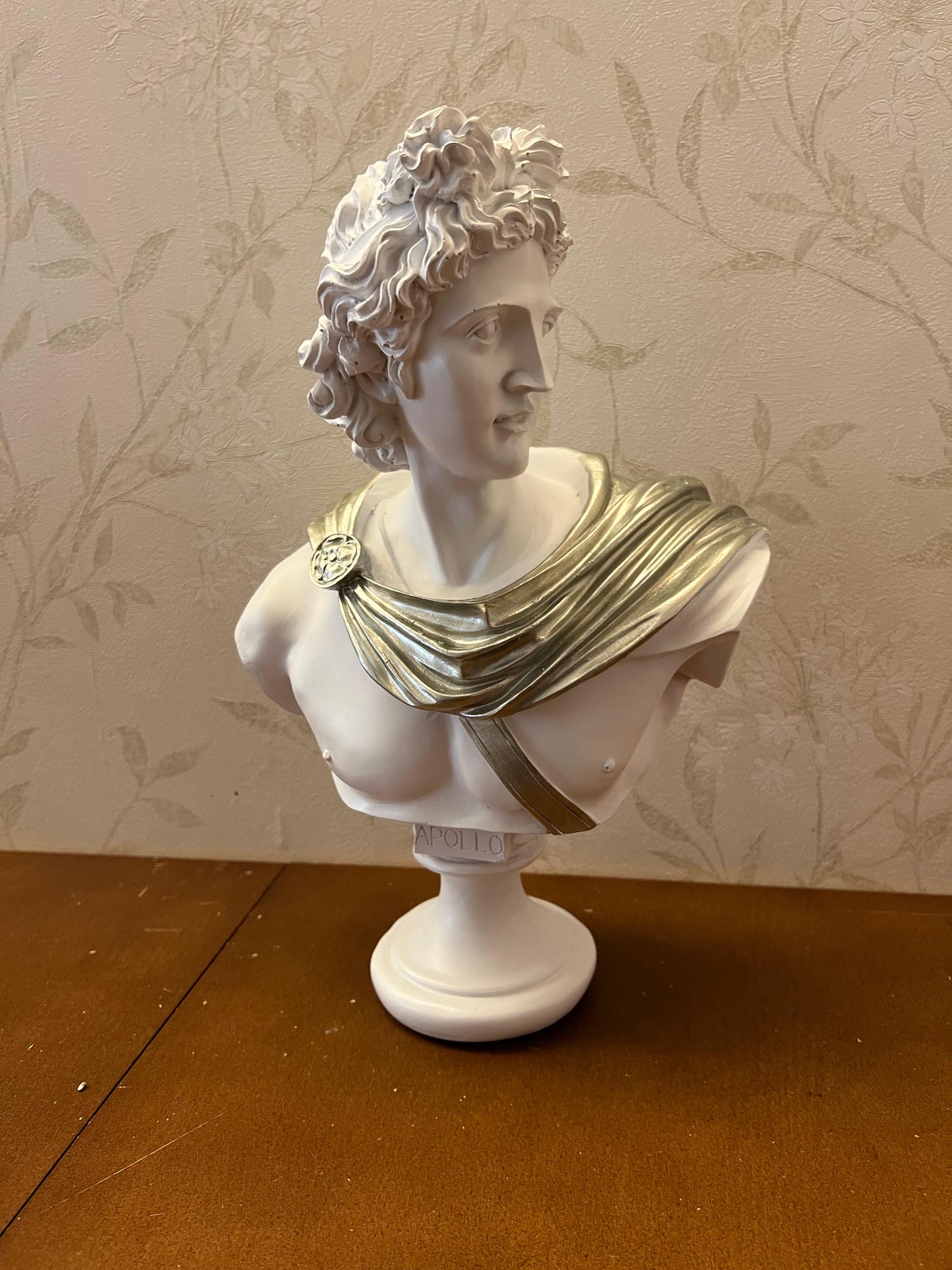 Apollo-Büsten-Skulptur mit bemalten Details, griechische dekorative Büstenstatue, klassische Büste für Wohndekoration, Apollo-Büstenfigur, Apollo-Büsten-Dekor, Apollo-Statue, Apollo-Skulptur