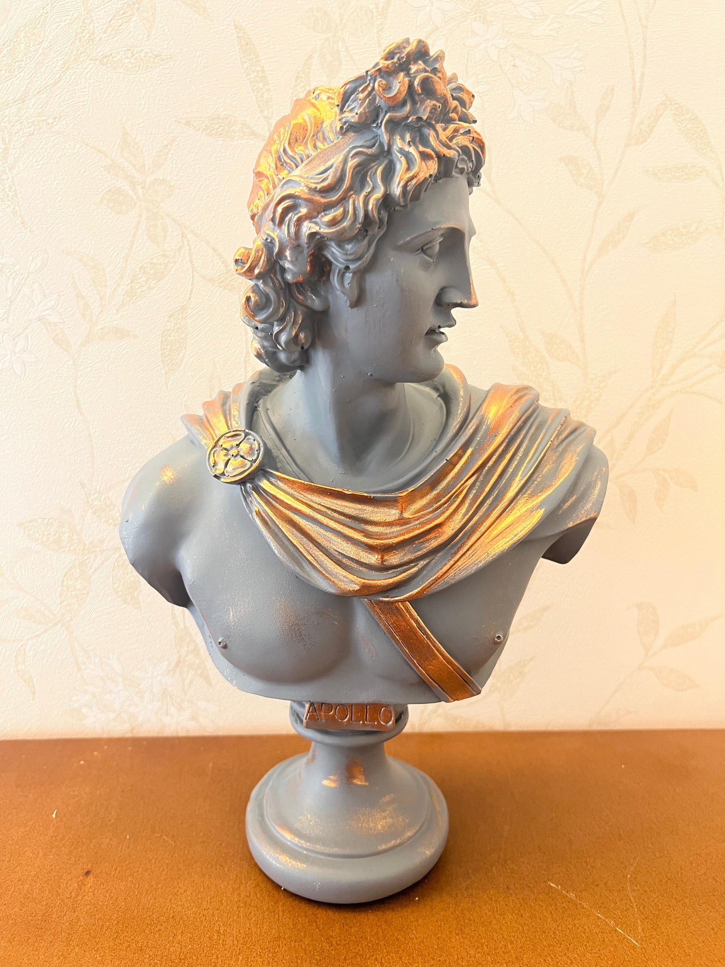 Apollo-Büsten-Skulptur mit bemalten Details, griechische dekorative Büstenstatue, klassische Büste für Wohndekoration, Apollo-Büstenfigur, Apollo-Büsten-Dekor, Apollo-Statue, Apollo-Skulptur