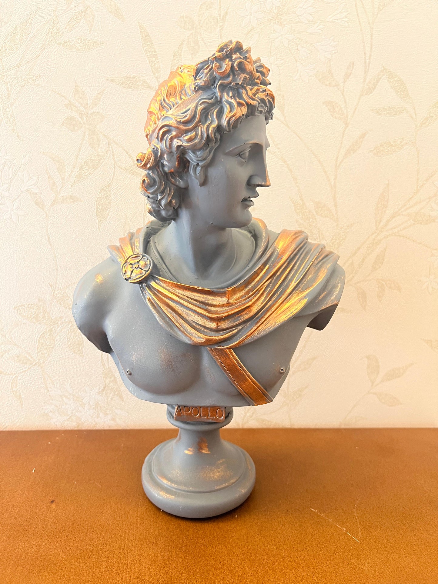 Apollo-Büsten-Skulptur mit bemalten Details, griechische dekorative Büstenstatue, klassische Büste für Wohndekoration, Apollo-Büstenfigur, Apollo-Büsten-Dekor, Apollo-Statue, Apollo-Skulptur