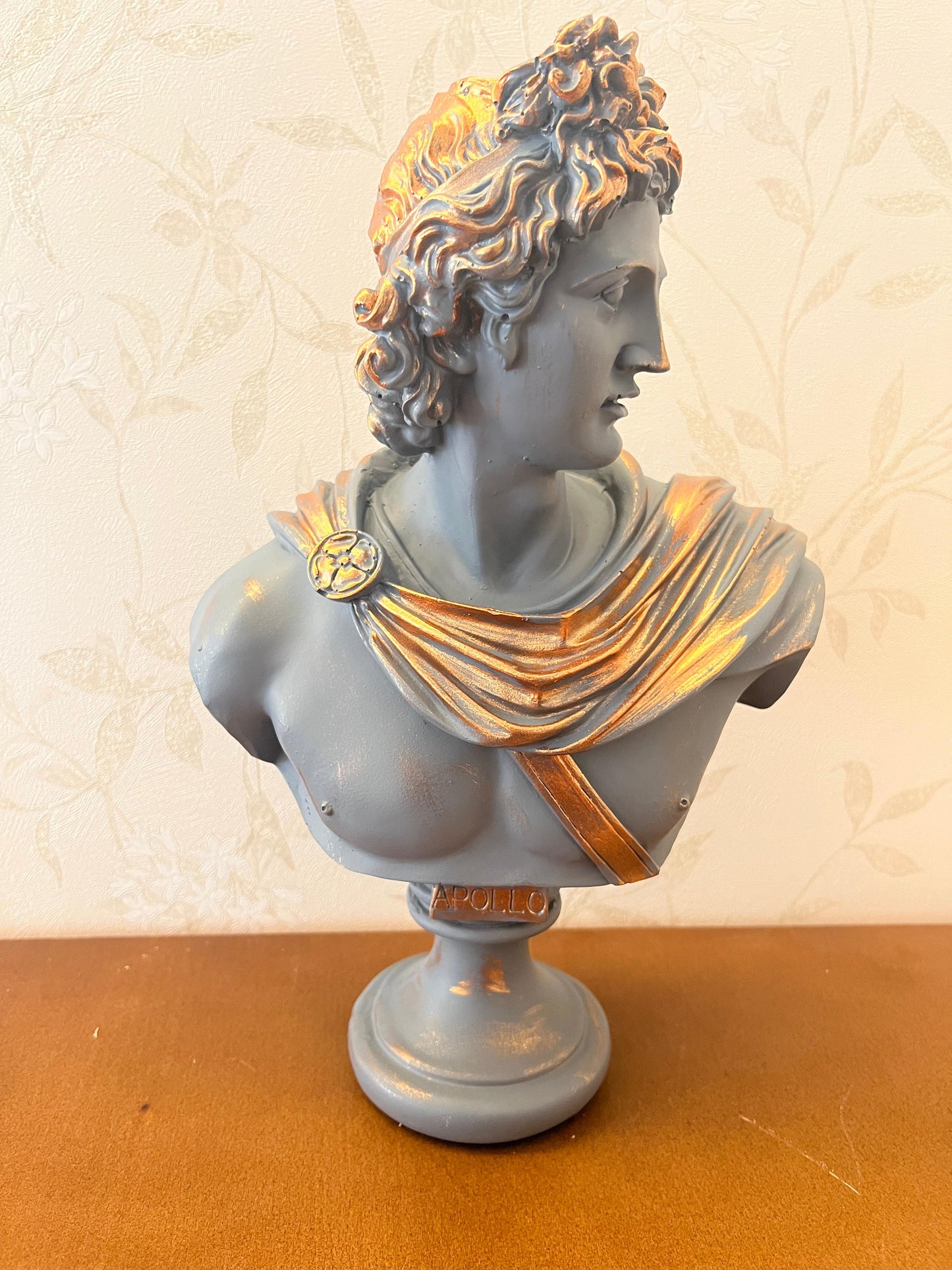 Apollo-Büsten-Skulptur mit bemalten Details, griechische dekorative Büstenstatue, klassische Büste für Wohndekoration, Apollo-Büstenfigur, Apollo-Büsten-Dekor, Apollo-Statue, Apollo-Skulptur