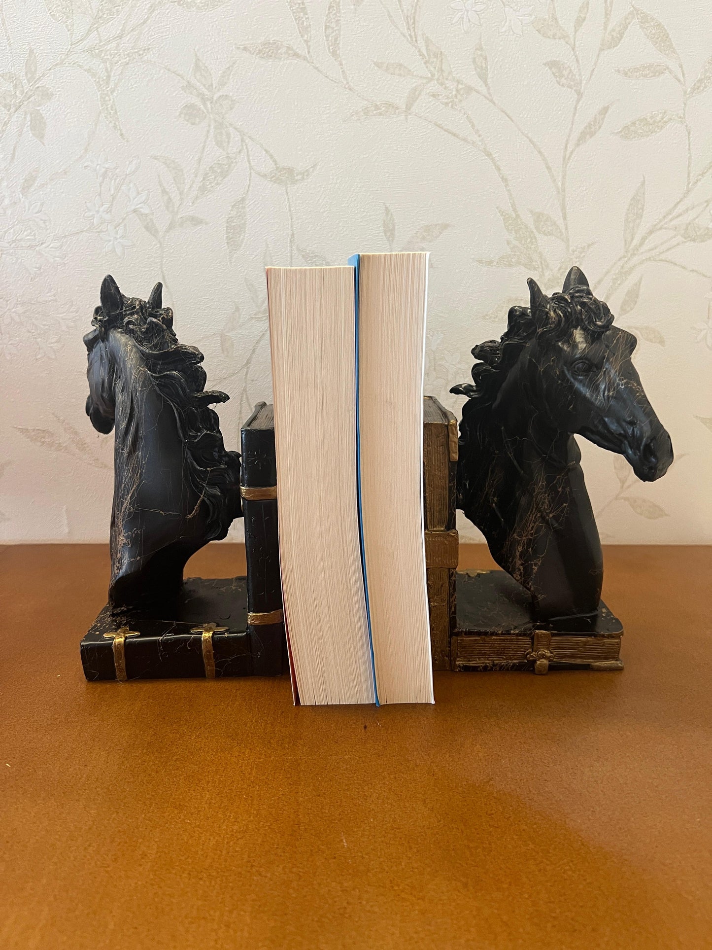 Elegant Horse Bookends, Horse Bookends Decor, Horse Head Bookshelf Decor, Stylish Bookends Gift, Polyester Bookend Set,Horse Statue Bookends