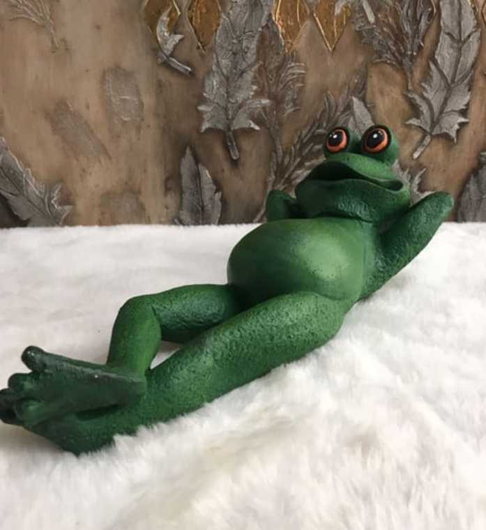 Lying Frog Statue in Swimsuit, Relaxing Frog Figurine, Frog Poolside Statue, Lying Frog Garden Decor, Frog Lounge Statue, Frog Sculpture