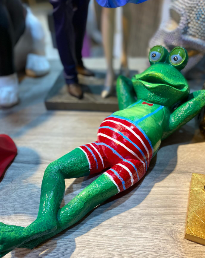 Lying Frog Statue in Swimsuit, Relaxing Frog Figurine, Frog Poolside Statue, Lying Frog Garden Decor, Frog Lounge Statue, Frog Sculpture