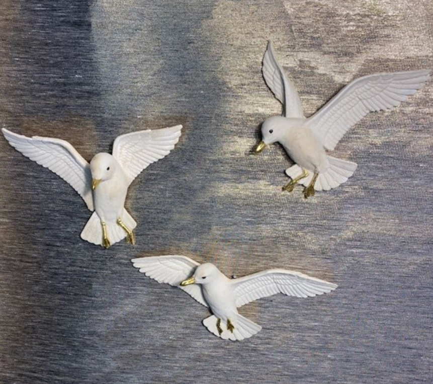Flying Bird Wall Decor Set, Wall Mounted Bird Sculpture Trio, Set of 3 Bird Wall Hangings, Polyester Bird Wall Art Set, Bird Trio Wall Decor