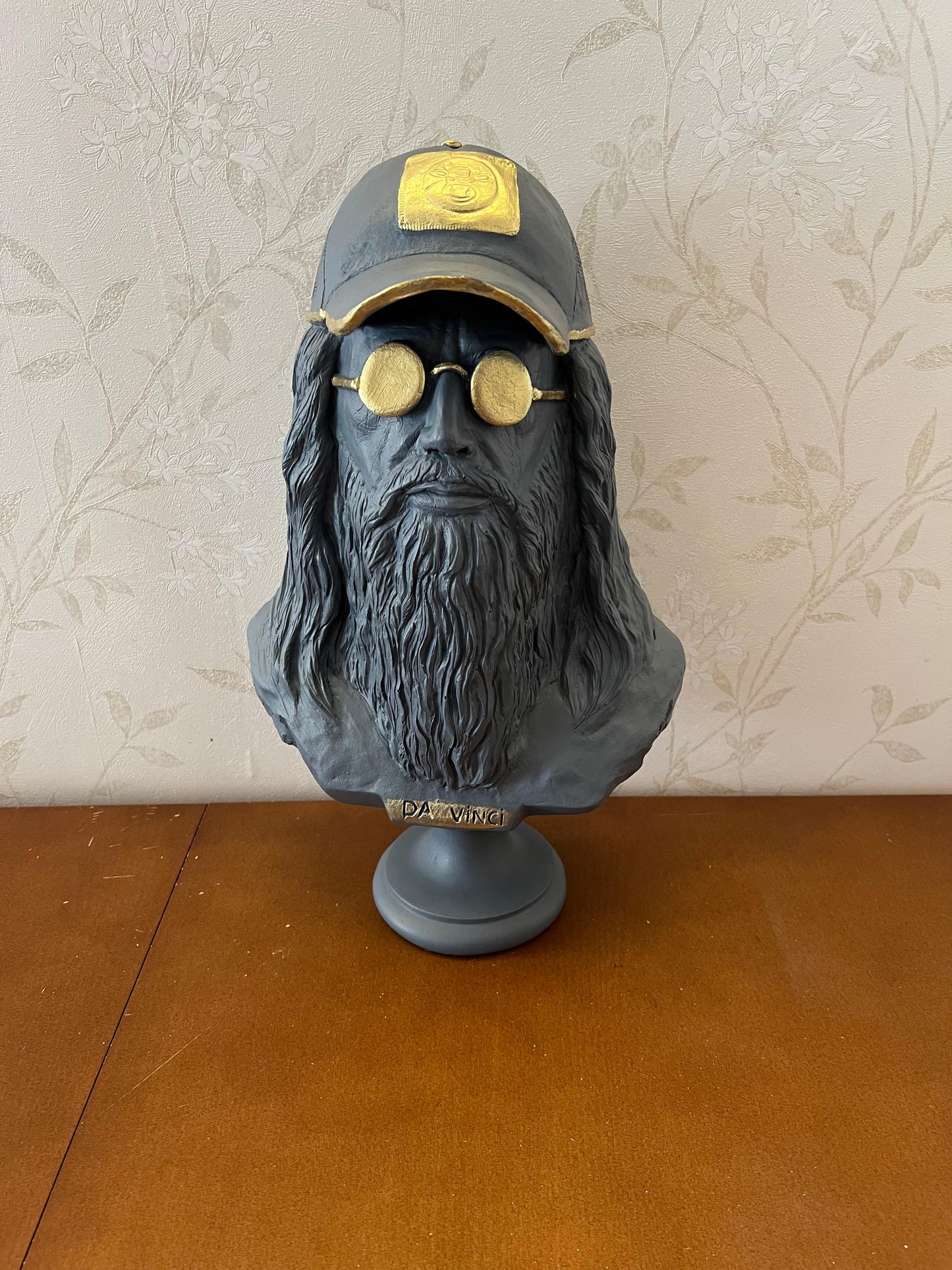 Modern Da Vinci Bust Statue with Cap and Glasses, Da Vinci Bust Statue, Da Vinci Bust, Polyester Da Vinci Head, Da Vinci Sculpture