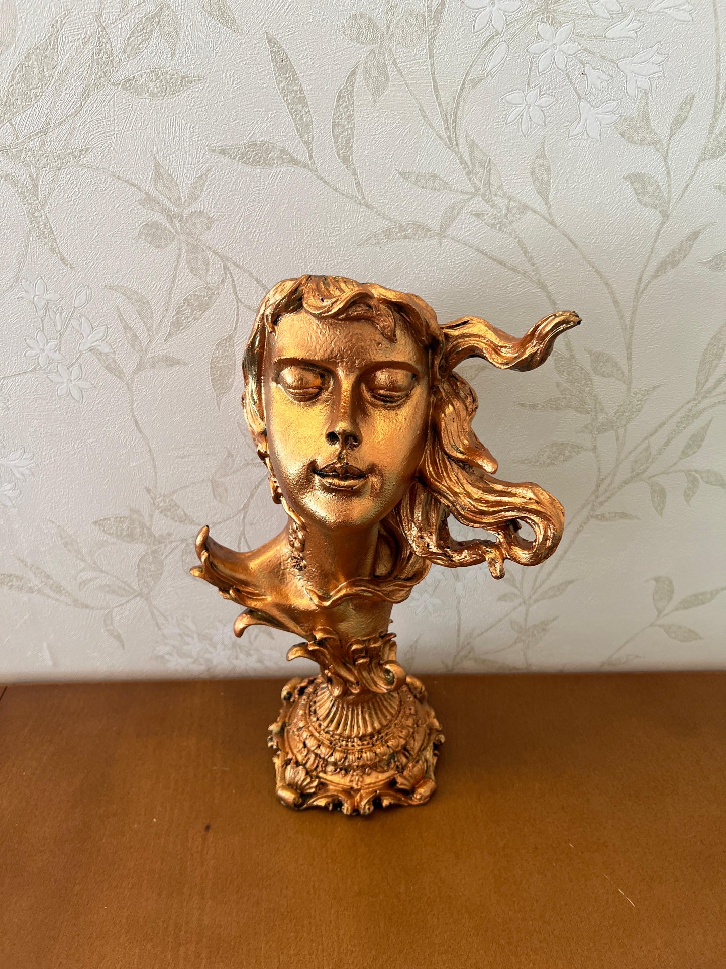 Woman Head Statue with Flowing Hair, Elegant Decorative Bust, Woman Head Statue, Elegant Face Statue, Artistic Decor Piece, Woman Art Bust