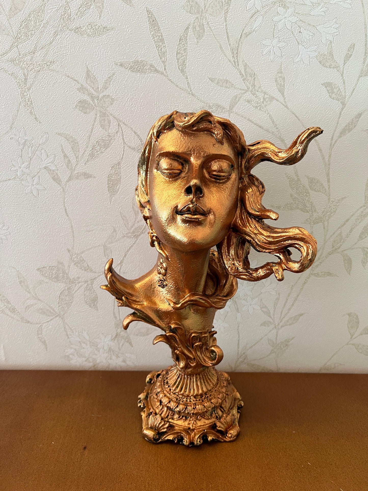 Woman Head Statue with Flowing Hair, Elegant Decorative Bust, Woman Head Statue, Elegant Face Statue, Artistic Decor Piece, Woman Art Bust