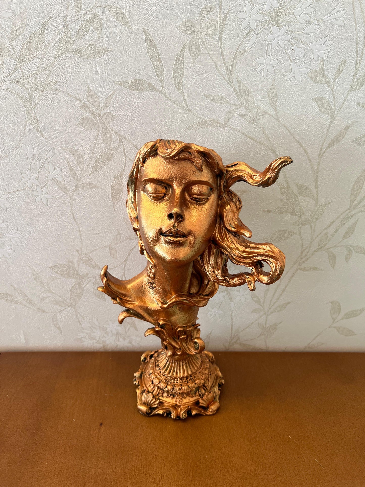 Woman Head Statue with Flowing Hair, Elegant Decorative Bust, Woman Head Statue, Elegant Face Statue, Artistic Decor Piece, Woman Art Bust