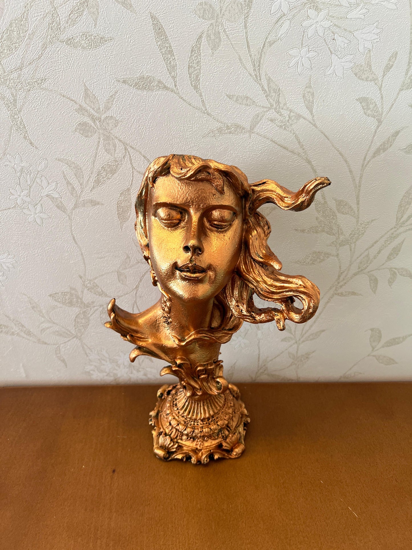 Woman Head Statue with Flowing Hair, Elegant Decorative Bust, Woman Head Statue, Elegant Face Statue, Artistic Decor Piece, Woman Art Bust