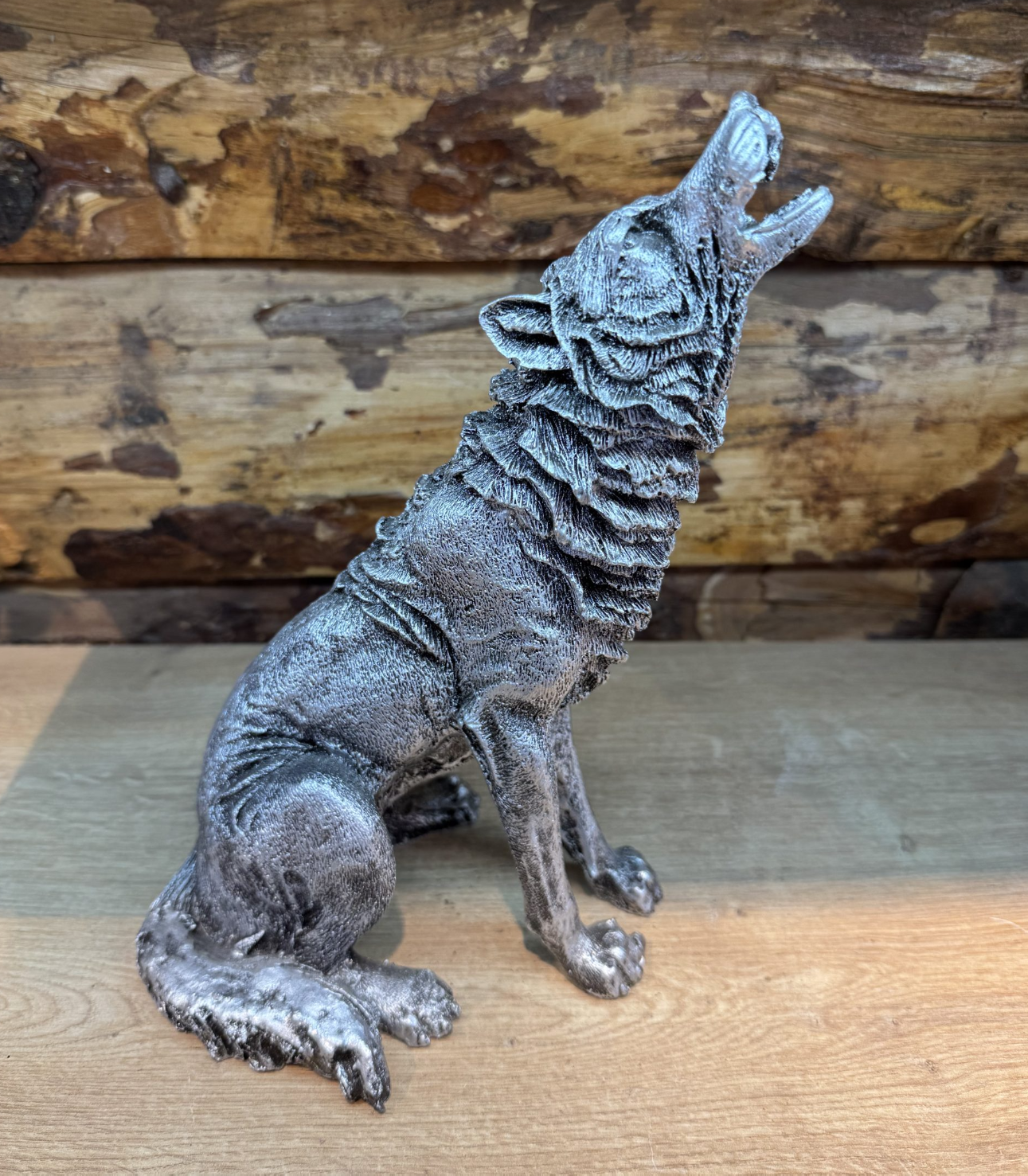 Majestic Howling Wolf Statue, Elegant Wolf Sculpture, Howling Wolf Figurine Decor, Animal Themed Wolf Figurine, Wolf Figure Home Decor