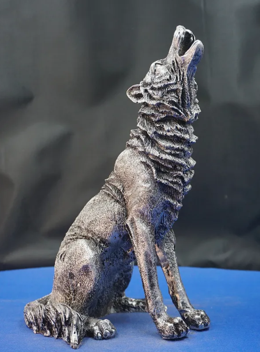 Majestic Howling Wolf Statue, Elegant Wolf Sculpture, Howling Wolf Figurine Decor, Animal Themed Wolf Figurine, Wolf Figure Home Decor