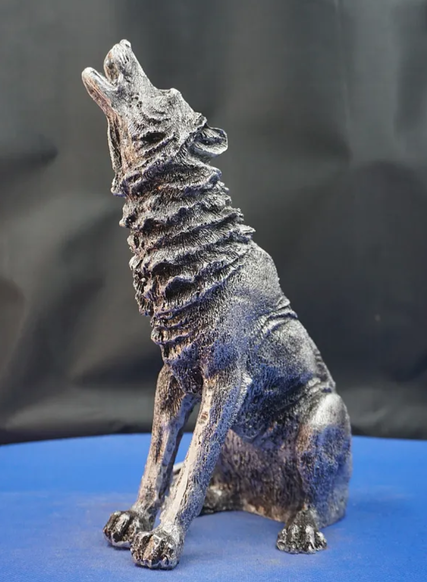 Majestic Howling Wolf Statue, Elegant Wolf Sculpture, Howling Wolf Figurine Decor, Animal Themed Wolf Figurine, Wolf Figure Home Decor