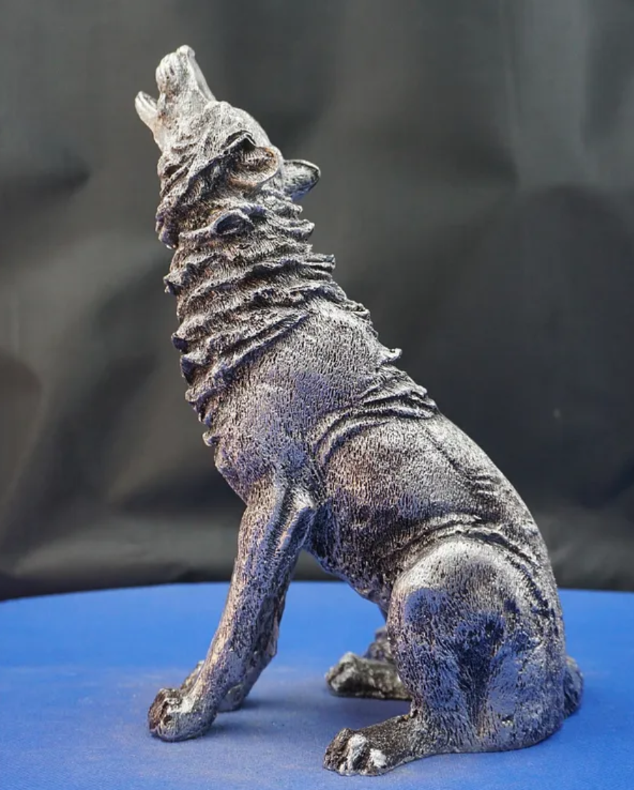 Majestic Howling Wolf Statue, Elegant Wolf Sculpture, Howling Wolf Figurine Decor, Animal Themed Wolf Figurine, Wolf Figure Home Decor