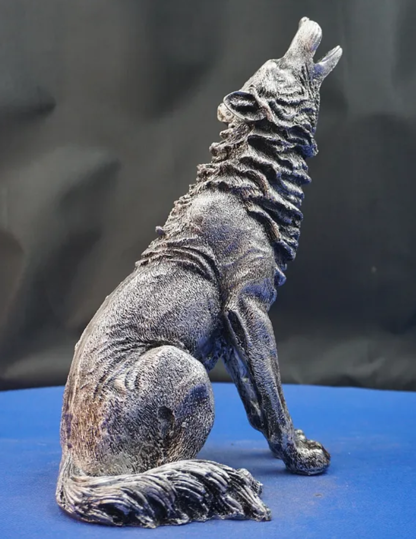 Majestic Howling Wolf Statue, Elegant Wolf Sculpture, Howling Wolf Figurine Decor, Animal Themed Wolf Figurine, Wolf Figure Home Decor