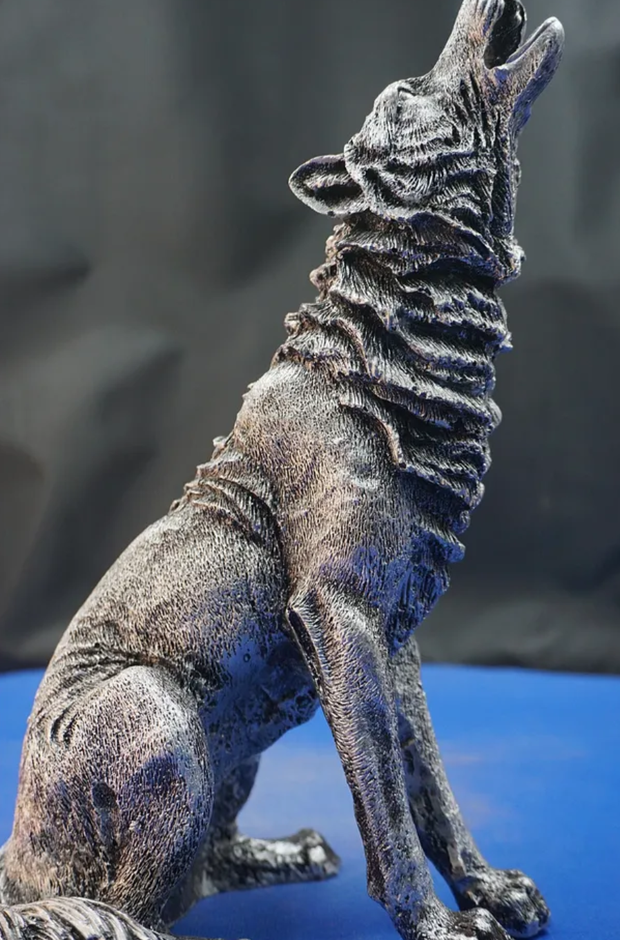 Majestic Howling Wolf Statue, Elegant Wolf Sculpture, Howling Wolf Figurine Decor, Animal Themed Wolf Figurine, Wolf Figure Home Decor