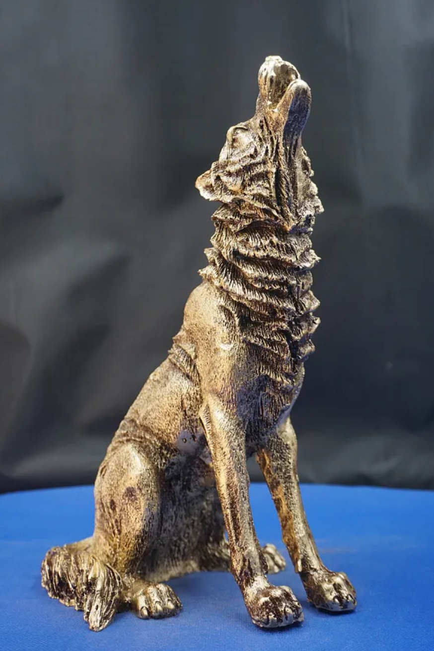 Majestic Howling Wolf Statue, Elegant Wolf Sculpture, Howling Wolf Figurine Decor, Animal Themed Wolf Figurine, Wolf Figure Home Decor