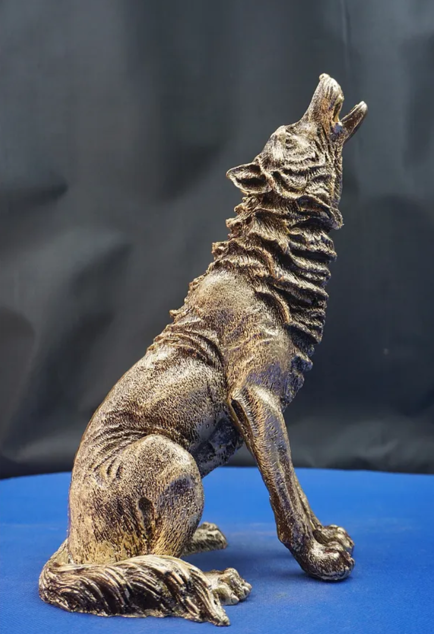 Majestic Howling Wolf Statue, Elegant Wolf Sculpture, Howling Wolf Figurine Decor, Animal Themed Wolf Figurine, Wolf Figure Home Decor