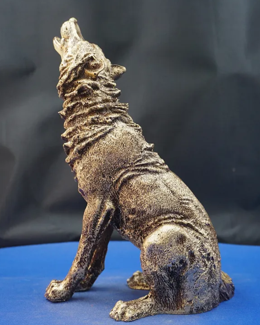 Majestic Howling Wolf Statue, Elegant Wolf Sculpture, Howling Wolf Figurine Decor, Animal Themed Wolf Figurine, Wolf Figure Home Decor
