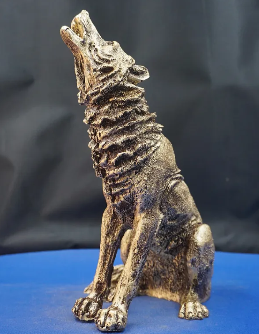 Majestic Howling Wolf Statue, Elegant Wolf Sculpture, Howling Wolf Figurine Decor, Animal Themed Wolf Figurine, Wolf Figure Home Decor