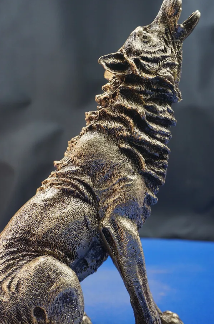 Majestic Howling Wolf Statue, Elegant Wolf Sculpture, Howling Wolf Figurine Decor, Animal Themed Wolf Figurine, Wolf Figure Home Decor