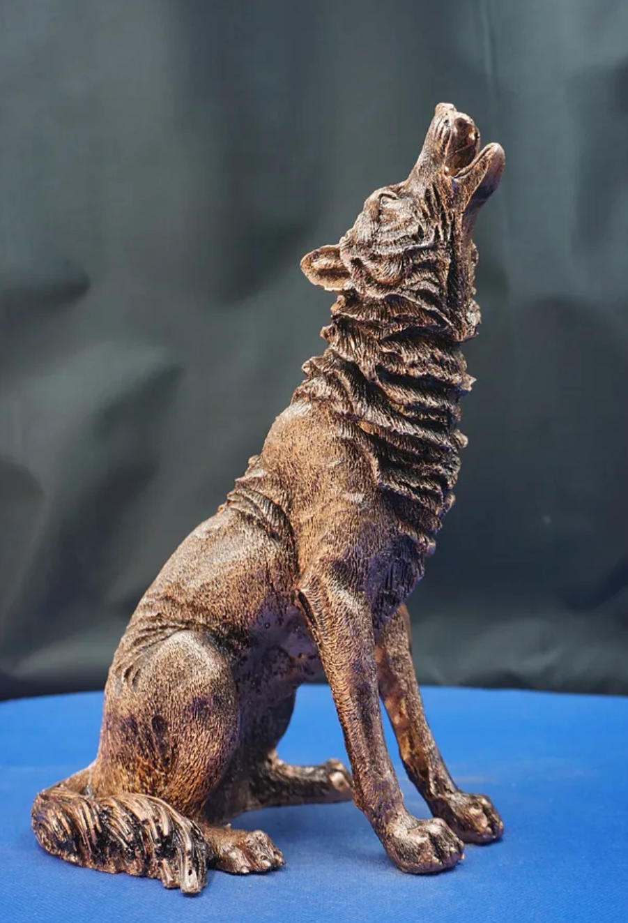 Majestic Howling Wolf Statue, Elegant Wolf Sculpture, Howling Wolf Figurine Decor, Animal Themed Wolf Figurine, Wolf Figure Home Decor