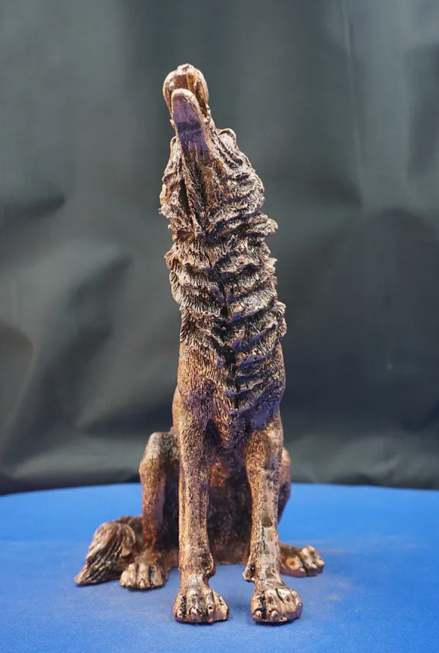 Majestic Howling Wolf Statue, Elegant Wolf Sculpture, Howling Wolf Figurine Decor, Animal Themed Wolf Figurine, Wolf Figure Home Decor