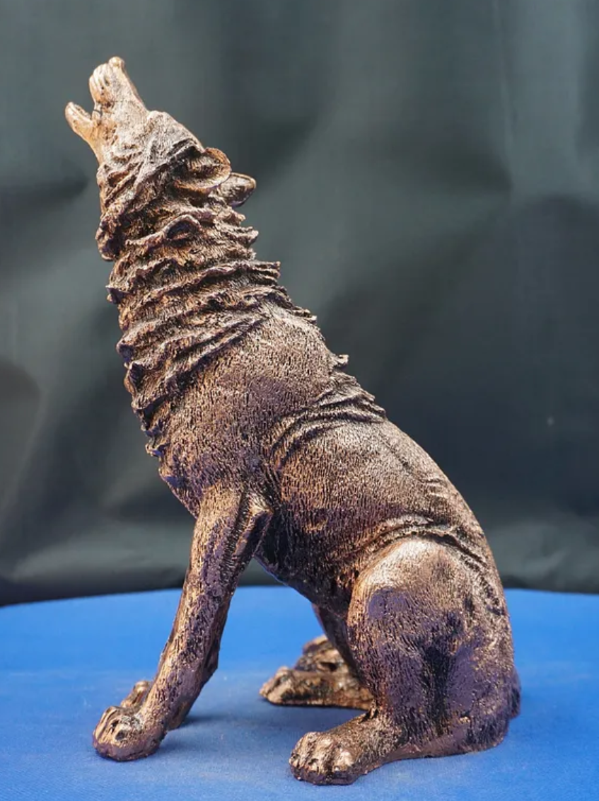 Majestic Howling Wolf Statue, Elegant Wolf Sculpture, Howling Wolf Figurine Decor, Animal Themed Wolf Figurine, Wolf Figure Home Decor