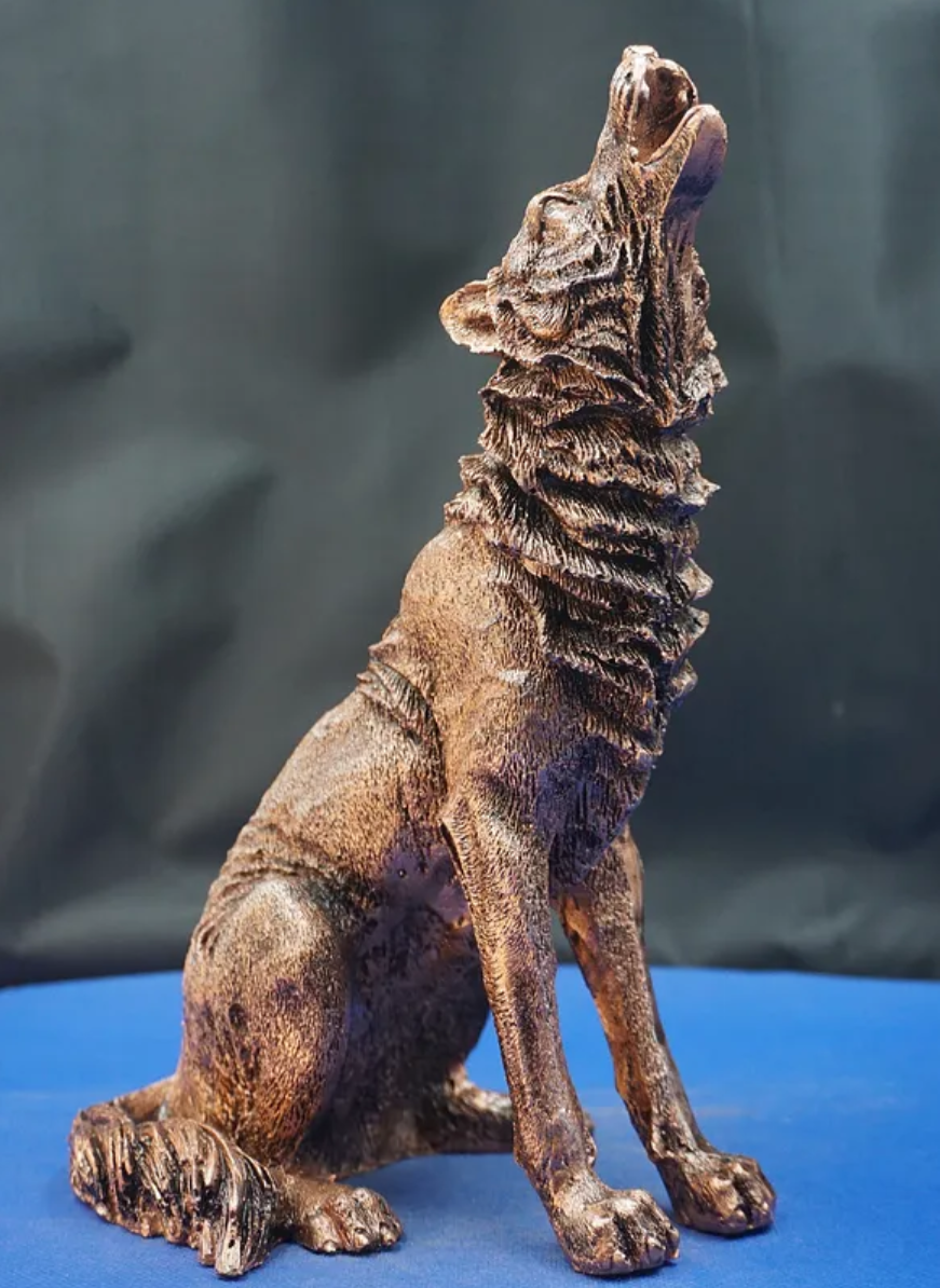 Majestic Howling Wolf Statue, Elegant Wolf Sculpture, Howling Wolf Figurine Decor, Animal Themed Wolf Figurine, Wolf Figure Home Decor