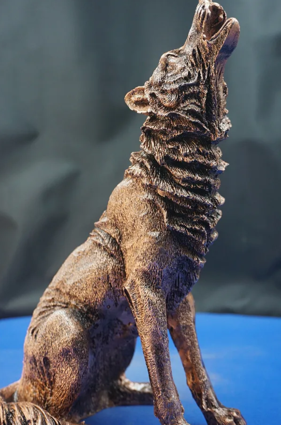 Majestic Howling Wolf Statue, Elegant Wolf Sculpture, Howling Wolf Figurine Decor, Animal Themed Wolf Figurine, Wolf Figure Home Decor