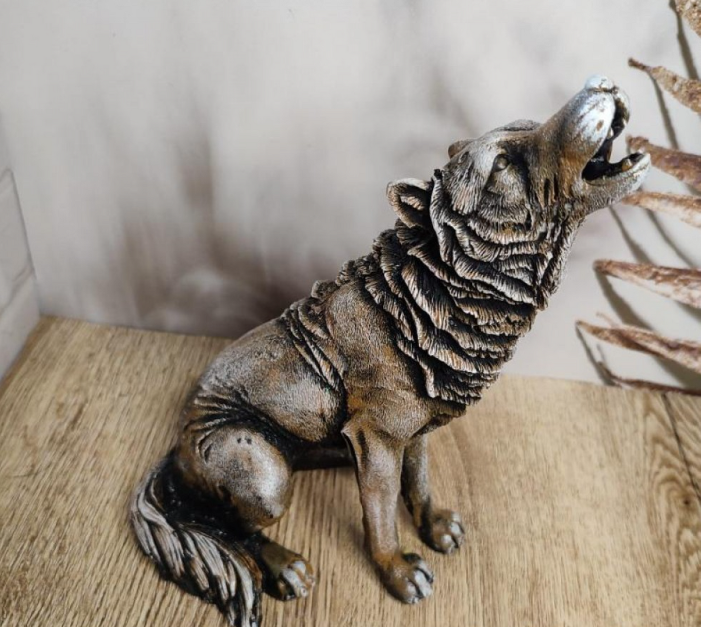 Majestic Howling Wolf Statue, Elegant Wolf Sculpture, Howling Wolf Figurine Decor, Animal Themed Wolf Figurine, Wolf Figure Home Decor