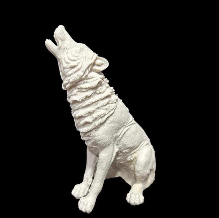 Majestic Howling Wolf Statue, Elegant Wolf Sculpture, Howling Wolf Figurine Decor, Animal Themed Wolf Figurine, Wolf Figure Home Decor