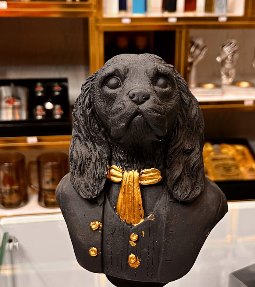 Viktorianische Hundebüste mit Schal, Hundeskulptur mit Schal, Polyester-Hundestatue in Mantel und Schal, Aristokratische Hundebüste