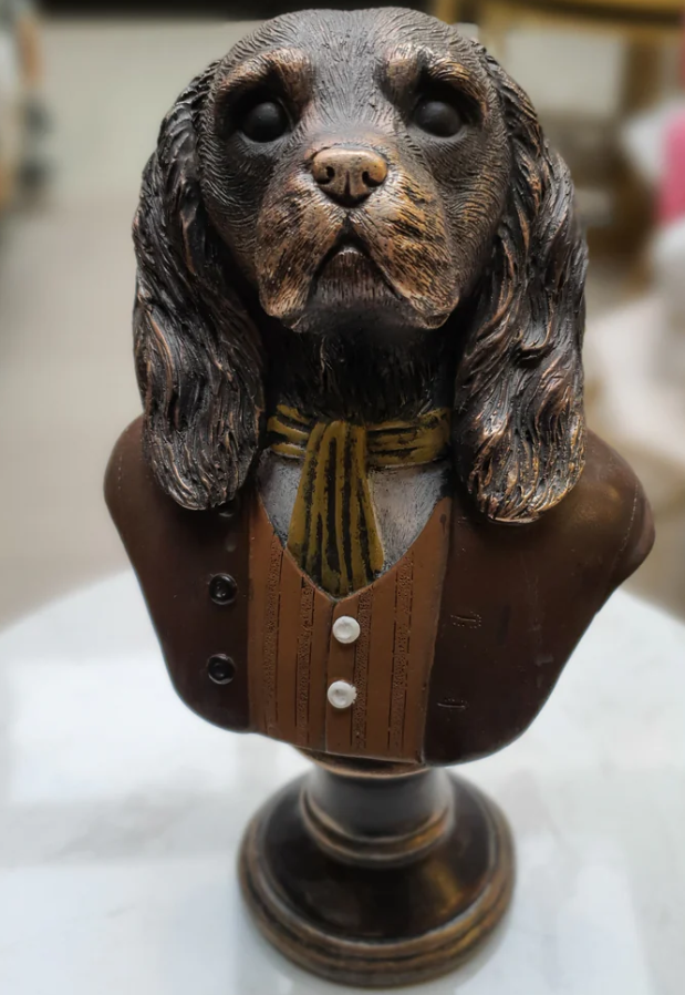 Viktorianische Hundebüste mit Schal, Hundeskulptur mit Schal, Polyester-Hundestatue in Mantel und Schal, Aristokratische Hundebüste