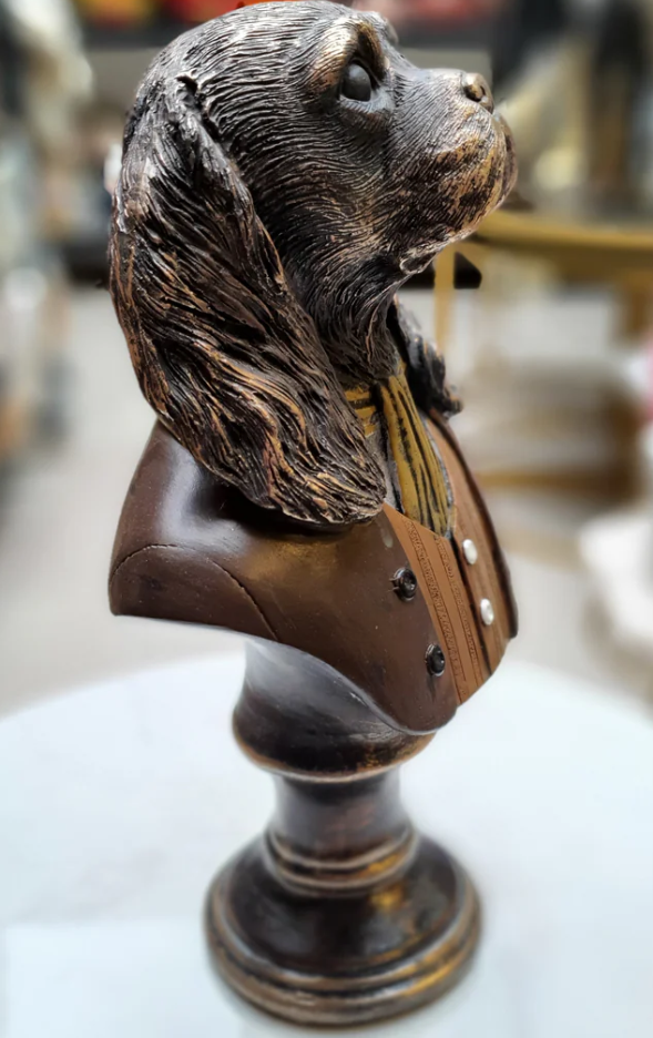 Viktorianische Hundebüste mit Schal, Hundeskulptur mit Schal, Polyester-Hundestatue in Mantel und Schal, Aristokratische Hundebüste