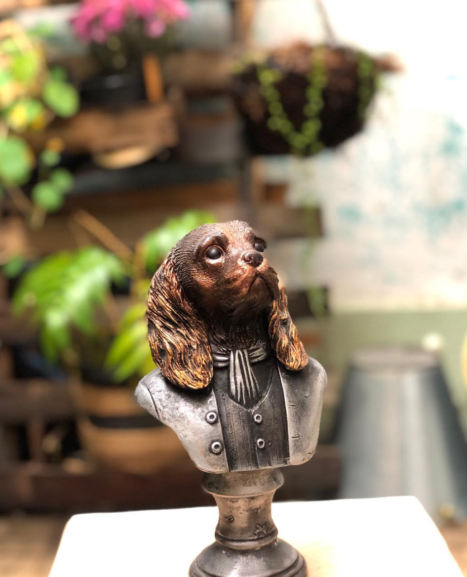 Viktorianische Hundebüste mit Schal, Hundeskulptur mit Schal, Polyester-Hundestatue in Mantel und Schal, Aristokratische Hundebüste