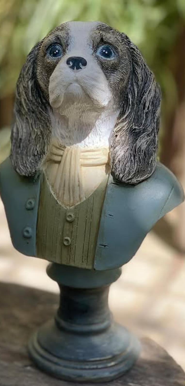 Viktorianische Hundebüste mit Schal, Hundeskulptur mit Schal, Polyester-Hundestatue in Mantel und Schal, Aristokratische Hundebüste