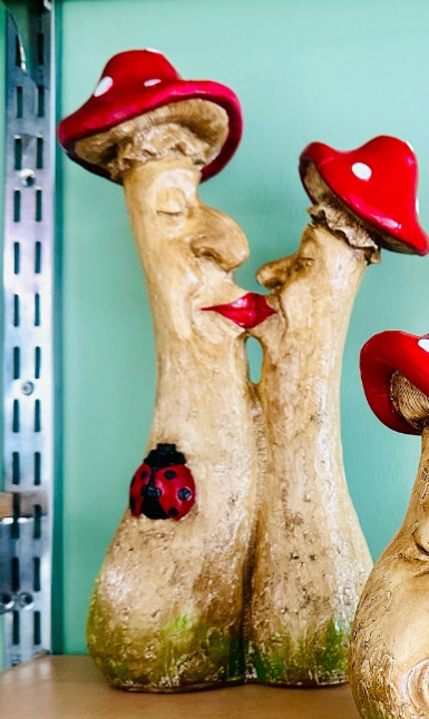 Kissing Mushroom Couple Statue, Polyester Mushroom Couple in Love, Romantic Mushroom Kiss Sculpture, Mushroom Art Statue Couple Kissing