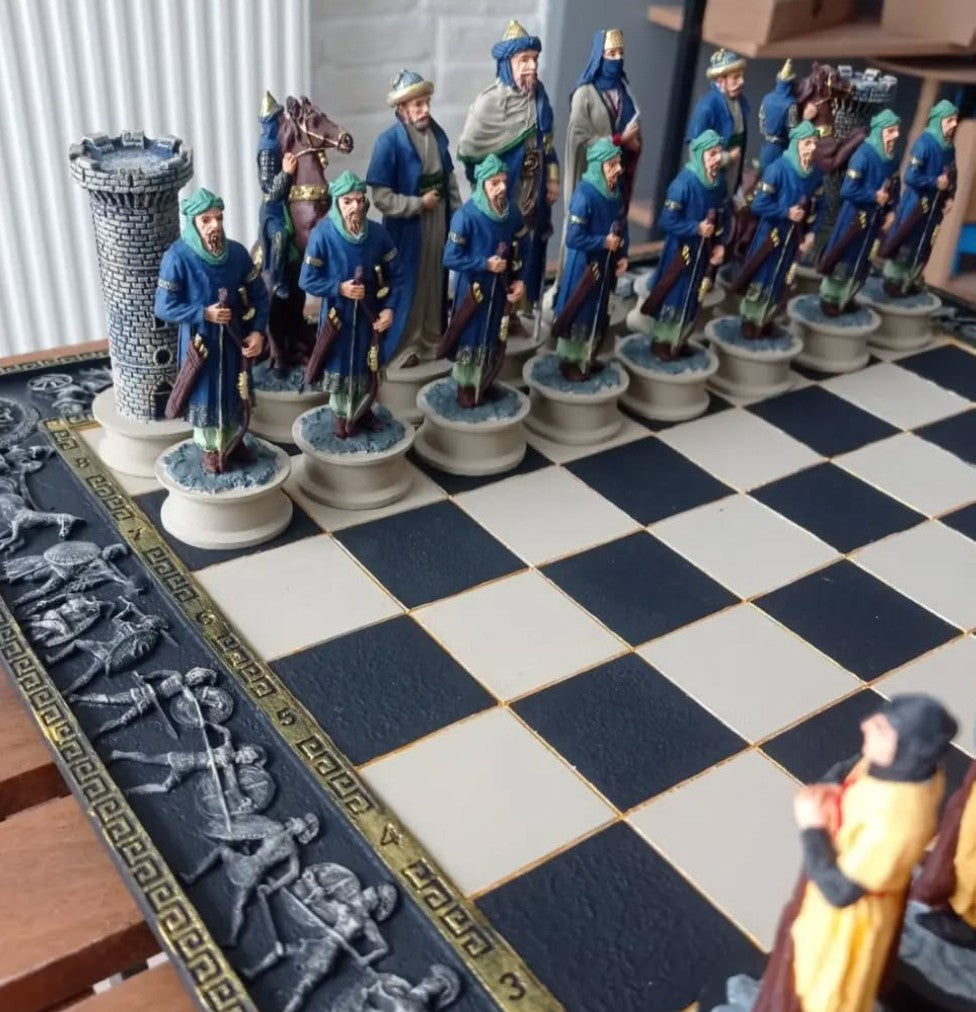 Historisches Schachspiel mit dekorativem Brett, Mittelalterliches Schachspiel mit detailreichen Kriegerfiguren, Schachspiel im Antik-Look mit mittelalterlichen Figuren