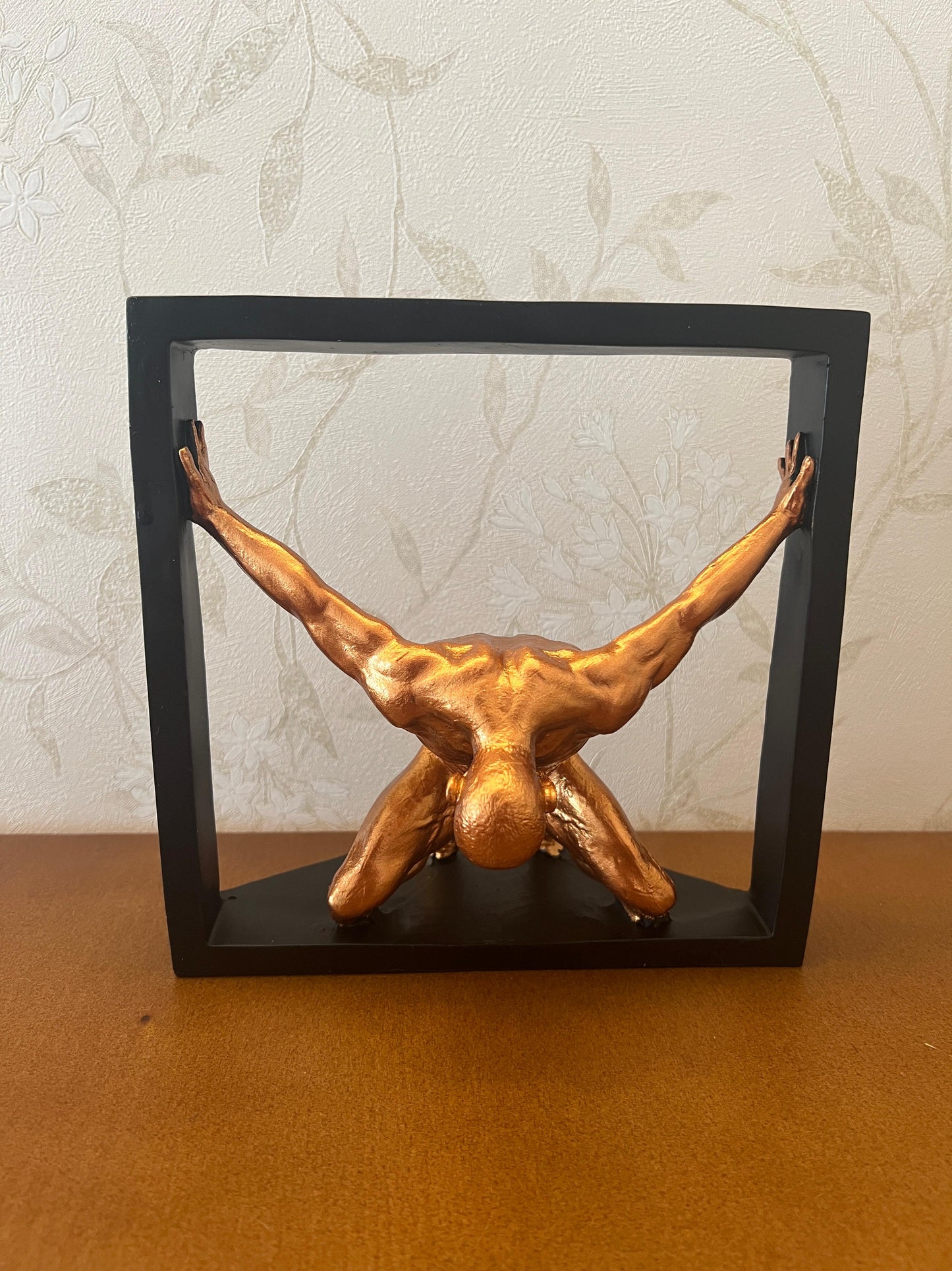 Abstract Man Holding Frame Sculpture, Framed Male Figure Statue, Modern Minimalist Human Sculpture, Abstract Human Sculpture, Human Statue